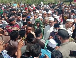 Ribuan Massa Bakar dan Tutup Paksa Tempat Wisata di Pamekasan