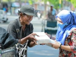 Relawan Puan Bersama MH Said Abdullah Bagikan Ribuan Nasi Kotak di Sumenep
