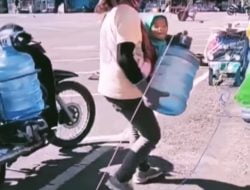 Belajar dari Perjuangan Seorang Ayah Pengantar Galon, Bekerja Sambil Gendong Anaknya