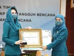Raih Juara, Nia Kurnia Fauzi Terima Penghargaan dari Tim PKK Provinsi Jatim
