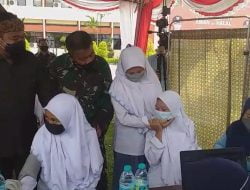 Bupati Menyemangati Siswa Nangis Takut Jarum Suntik  saat Vaksinasi