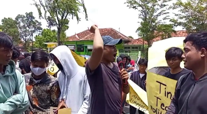 Mahasiswa demo tolak Fattah Jasin jadi cawabup Pamekasan