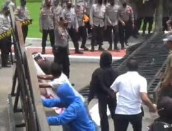 Massa Aksi Ngamuk, Robohkan Pagar Kantor Bupati Sumenep