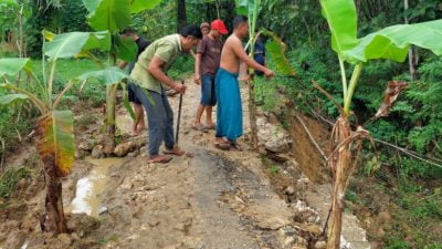 Jalan desa ini rusak parah akibat longsor, warga berharap segera diperbaiki