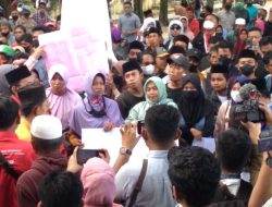 Ratusan warga dan mahasiswa demo Polres Sumenep, desak pidanakan oknum polisi tembak mati Herman