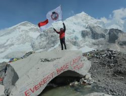 Januar Herwanto Taklukan Everest, Kibarkan Bendera Merah Putih dan Bendera SAI