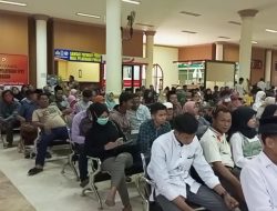 Pasca Libur Lebaran, Ratusan Warga Antri Urus Dokumen