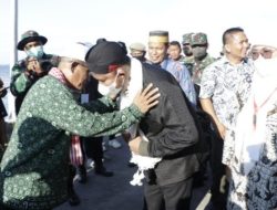 Warga Sapeken Antusias Sambut Kedatangan Bupati Achmad Fauzi