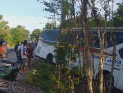 Pecah Ban, Bus Tabrak Pagar Jembatan Lalu ‘Nyubgsep’