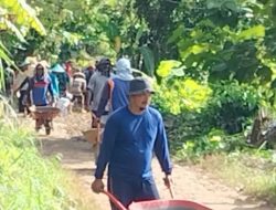 Warga Kepulauan Sumenep, Iuran Perbaiki Jalan Poros Desa Rusak Parah