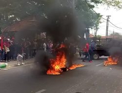 Demo Tolak Kenaikan BBM, Mahasiswa Bakar Ban Ancam Baikot SPBU