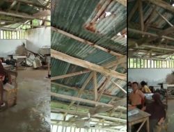 Prihatin, Siswa di Kepulauan Sumenep Belajar di Bawah Atap Sekolah Bocor