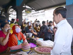 Presiden Bagikan BLT dan Cek Harga Komoditas Saat Berkunjung ke Pasar Malang Jiwan Colomadu