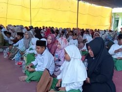 Hari Ibu, Ratusan Siswa Minta Barokah Minum Air Sholawat dari sang Ibu