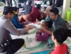 Kompak Baznas, Polres, Dinsos dan BPBD Serahkan Bantuan Pada Calon Penumpang Sepekan Tertahan di Pelabuhan