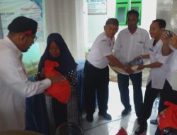 Bupati Fauzi Serahkan Paket Sembako pada Warga Terdampak Banjir