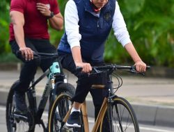Presiden Jokowi Bersepeda di Kawasan CFD Sudirman-Thamrin