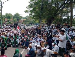 Ratusan Massa Padati Kantor DPRD Pamekasan, Kutuk Pemkabaran Al-Qur’an