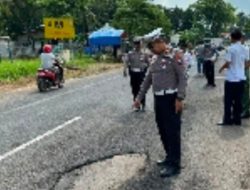 Jelang Idul Fitri, Satlantas Polres Sumenep Pasang Papan Himbauan di Titik Rawan Kecelakaan