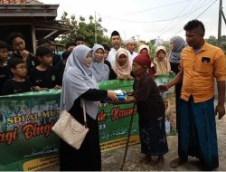 Guru dan Santri SDI AL-Munawarah Bagikan Ratusan Paket Sembako pada Kaum Dhuafa
