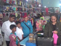 Bupati Sumemep Dampingi Anak Yatim Belanja Baju Lebaran