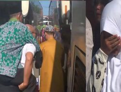 Suasana Haru Keberangkatan CJH Sumenep, dari yang Digendong Naik Bus hingga Isak Tangis Pengantar