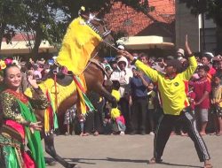 Pecah, Atraksi Kuda Berjoget Hipnotis Penonton Padati Jalanan Kota Keris