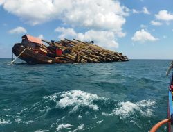 Kapal Tongkang Bermuatan Ratusan Batang Kayu, Karam di Perairan Pulau Masalembu