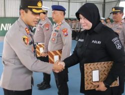 Wujud Apresiasi Terhadap Personel Berprestasi, Kapolres Sumenep Serahkan Piagam Penghargaan