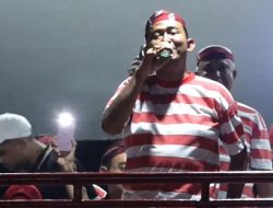 Momen Bupati Fauzi Nyanyikan Lagu ‘Mencintai Tanpa Dicintai’ dan Disambut Ribuan Kerlip Lampu Warga