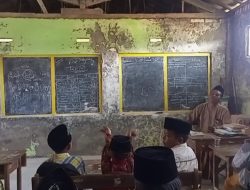 Sekolah Kurang Layak, Guru Hanya Digaji Rp100 Ribu per Bulan