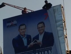 Merasa Dibohongi, DPC Partai Demokrat Sumenep Turunkan Paksa Baliho Bergambar Anies-AHY