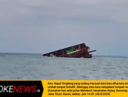 Kapal Tongkang Dihantam Ombak Hingga Terbalik, Batu Bara Tumpah di Perairan Pulau Sumenep